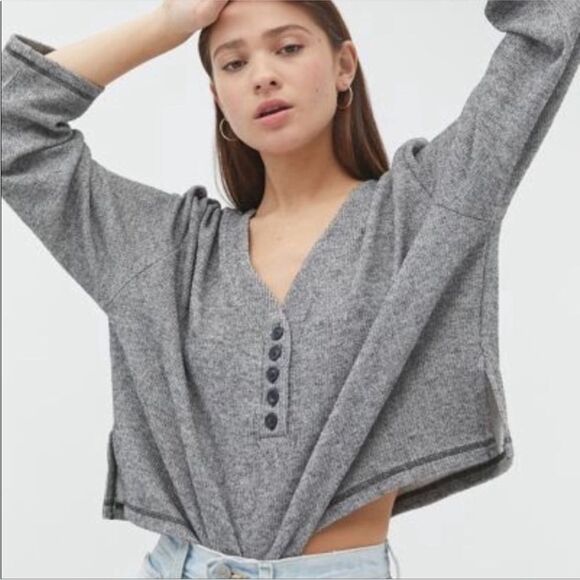 URBAN OUTFITTERS | Gray Oversized Cropped Clearwater Henley Top Women’s Size M - Picture 1 of 10